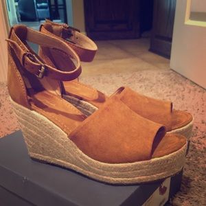 Universal Thread Chestnut Wedge